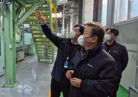 이동채 에코프로 창업주(가운데가 지난 7일 충북 청주시 에코프로비엠 연구동을 방문해 관계자들과 이야기를 나누고 있다. 사진=에코프로 제공