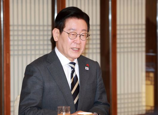 이재명 대통령이 지난 16일 청와대 상춘재에서 열린 정당 지도부 초청 오찬에서 인사말을 하고 있다. 뉴시스