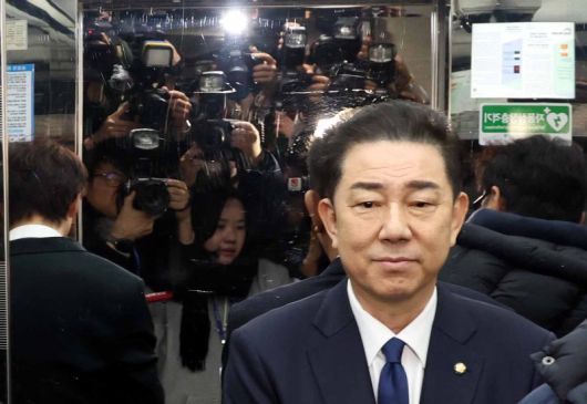 김병기 전 더불어민주당 원내대표가 19일 오전 서울 여의도 국회 소통관에서 ‘공천헌금’의혹 관련 입장 발표를 마치고 엘리베이터로 이동하고 있다. 김 전 원내대표는 “징계에 대해 재심을 신청하지 않고 떠나겠다”고 밝혔다. 뉴시스