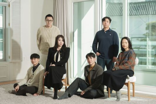 19일 호반문화재단의 창작공간 지원사업인 ‘H아트랩’ 4기 입주자로 선정된 임수범 작가, 나광호 작가, 허온 작가, 신효진 이론가, 김세중 작가, 허지혜 작가(왼쪽부터)가 기념촬영을 하고 있다. 호반그룹 제공