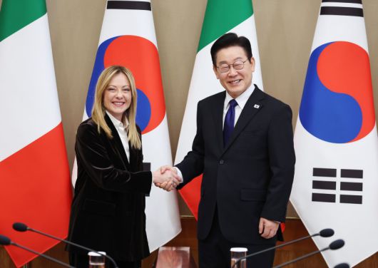 이재명 대통령과 조르자 멜로니 이탈리아 총리가 19일 청와대에서 열린 정상회담에 앞서 악수하고 있다. 양국 정상은 교역과 투자를 늘리고 반도체와 인공지능(AI) 등 첨단 산업 분야에서 협력을 강화해 나가기로 했다.뉴시스