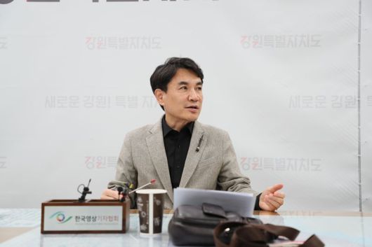 김진태 강원도지사가 19일 도청에서 열린 출입기자 간담회에서 CES 2026에 참가한 강원도내 기업들의 계약 실적을 설명하고 있다. 강원자치도 제공