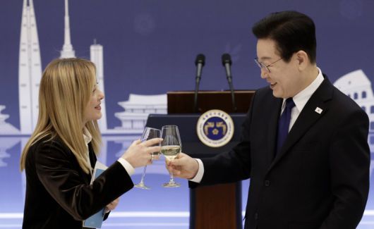 이재명 대통령과 조르자 멜로니 이탈리아 총리가 19일 청와대에서 열린 한-이탈리아 공식오찬에서 건배를 하고 있다. 뉴시스