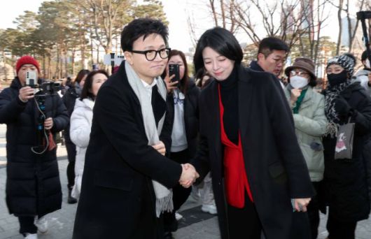 국민의힘 한동훈 전 대표가 지난 14일 당 윤리위원회가 본인을 제명 결정한 것과 관련해 입장을 밝히기 위해 국회 소통관으로 향하며 배현진 의원과 악수하고 있다. /사진=연합뉴스