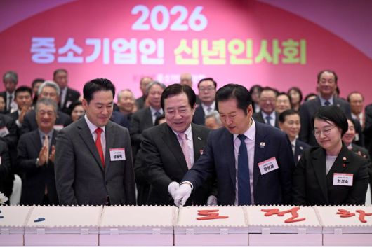 장동혁 국민의힘 대표(왼쪽부터), 김기문 중소기업중앙회장, 정청래 더불어민주당 대표, 한성숙 중소벤처기업부 장관이 지난 13일 서울 여의도 중소기업중앙회에서 열린 2026 중소기업인 신년인사회에서 떡케이크를 자르고 있다. 사진=뉴스1