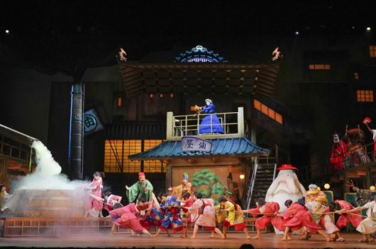 ‘센과 치히로’ 무대판은 영화 세계에 관객이 직접 걸어 들어가도록 이끄는 체험형 복원에 가깝다. CJ ENM·토호 제공