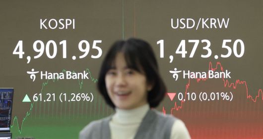 코스피가 4904.66로 마감하며 사상 최고치 경신 가운데 19일 오후 서울 중구 하나은행 딜링룸에서 딜러가 업무를 보고 있다. /사진=연합뉴스