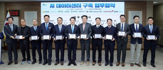 전남 강진군은 3조3000억원 규모의 300MW급 인공지능(AI) 데이터센터 유치에 성공해 연간 100억원 이상의 세수가 예상된다고 19일 밝혔다. 사진은 지난 16일 전남도청 서재필실에서 열린 '강진 AI 데이터센터' 건립을 위한 업무협약 모습. 강진군 제공