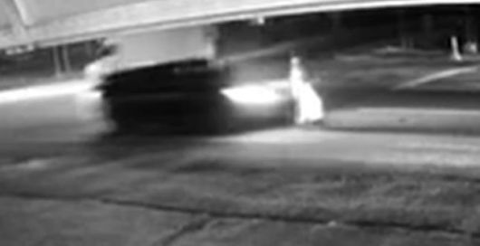 한 도로에서 음주운전을 하다 행인을 쳐 숨지게 한 뒤 달아난 사고 장면. 사진=연합뉴스TV 갈무리