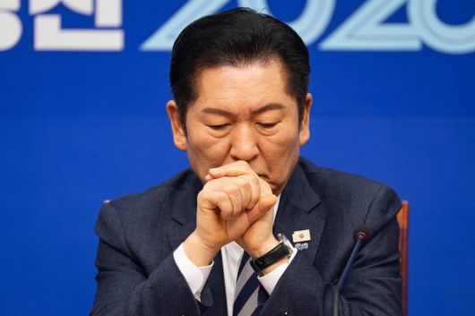 정청래 더불어민주당 대표가 19일 서울 여의도 국회에서 열린 최고위원회의에서 생각에 잠겨 있다. 뉴스1