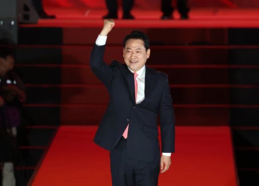 국민의힘 장동혁 당 대표 후보가 2025년 8월 22일 충북 청주시 흥덕구 청주오스코에서 열린 국민의힘 제6차 전당대회에서 무대에 올라 당원들에게 인사하고 있다. 연합뉴스