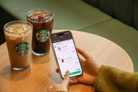 스타벅스에서 모델이 사이렌 오더로 메뉴를 주문하고 있다. 스타벅스 코리아 제공