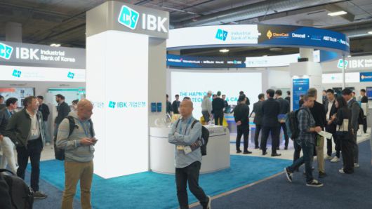 지난 6~9일(현지시간) 미국 라스베이거스에서 열린 'CES 2026'에서 관람객들이 'IBK혁신관'을 둘러보고 있다. IBK기업은행 제공