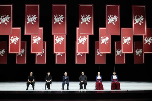 서울시무용단 '일무(佾舞)' 안무가 김성훈(왼쪽부터), 정혜진, 세종문화회관 안호상 사장, 연출 정구호, 무용수 김경애 최태헌이 21일 서울 종로구 세종문화회관에서 서울시무용단 '일무' 시연을 마치고 기자간담회를 하고 있다. 뉴시스