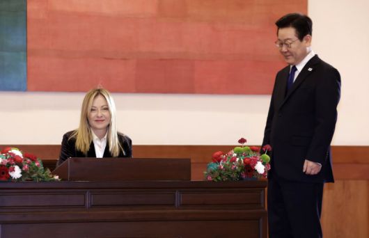 이재명 대통령이 19일 청와대에서 방명록을 작성하는 조르자 멜로니 이탈리아 총리를 지켜보고 있다. 청와대통신사진기자단