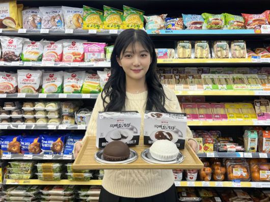 GS25 모델이 '흑?백 크림 케이크 2종'을 소개하고 있다. GS25 제공