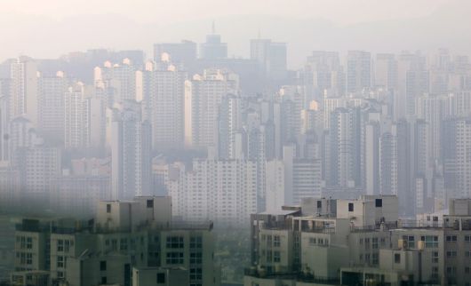 15일 오후 서울 강북구 북서울꿈의숲 전망대에서 바라본 강북 지역 아파트 단지 모습. 뉴시스