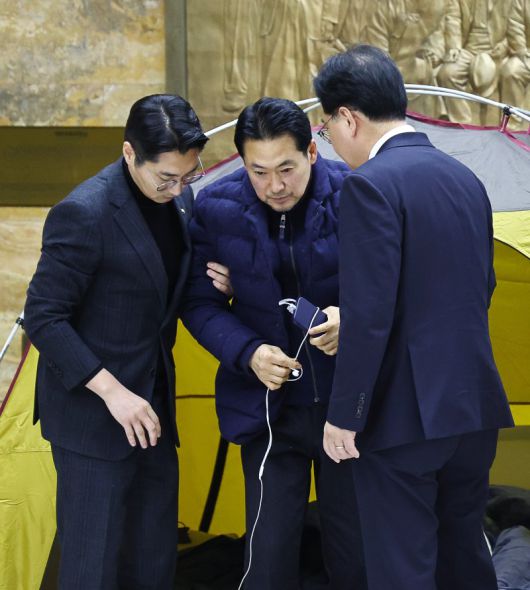 통일교·공천헌금 '쌍특검'을 요구하며 닷새째 단식을 진행 중인 장동혁 국민의힘 대표가 19일 오후 서울 여의도 국회 로텐더홀에서 송언석 원내대표와 박준태 당대표 비서실장의 부축을 받으며 이동하고 있다. 뉴시스