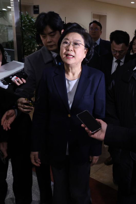 이혜훈 기획예산처 장관 후보자가 19일 오후 국회에서 취재진의 질문을 받으며 이동하고 있다. 사진=서동일 기자