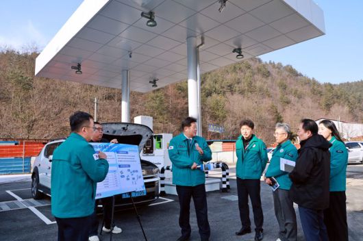 이상호 태백시장(사진 가운데)은 19일 통동에 위치한 수소충전소를 방문, 운영 준비상황과 안전관리체계를 점검했다. 태백시 제공