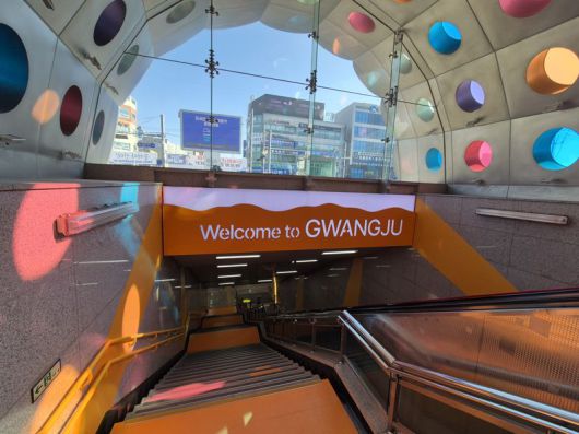 광주광역시·광주비엔날레·광주교통공사가 '광주의 얼굴'이자 호남의 대표 관문인 광주송정역을 상생과 연대의 광주 정신을 계승한 '포용 디자인(Inclusive Design) 테마 공간'으로 새 단장했다. 광주교통공사 제공