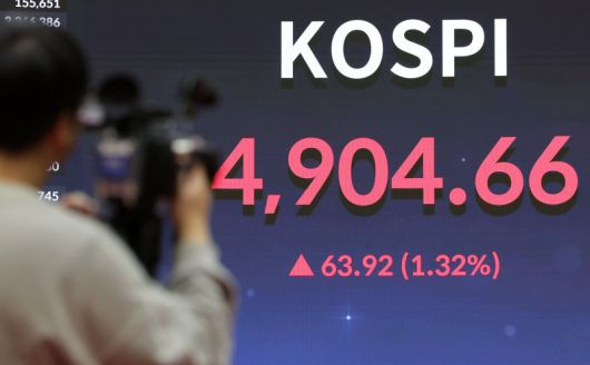 코스피가 전 거래일(4840.74)보다 63.92포인트(1.32%) 오른 4904.66에 마감한 19일 오후 서울 영등포구 한국거래소 서울사무소 홍보관에 지수가 표시되고 있다. 사진=뉴시스