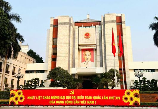 하노이 시내 중심가에 위치한 인민위원회 청사가 제14차 전당대회 개최를 축하하는 현수막으로 장식되어 있다. 베트남 정부 제공