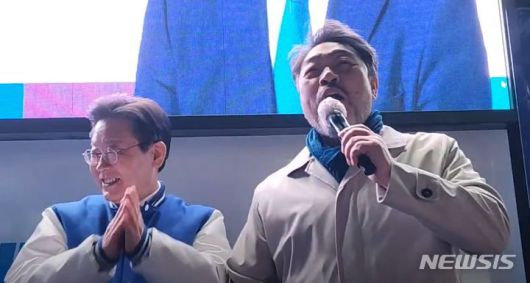 지난 1일 인천 계양구에서 열린 이재명 더불어민주당 대표 선거 유세 현장에서 마이크를 잡은 배우 이원종씨 모습. /사진=유튜브 캡처