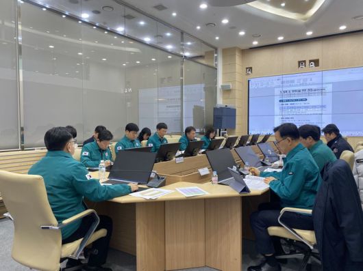 서울시가 19일 '긴급 한파대책 상황 점검회의'를 열고 관련 실국장과 대책을 논의하고 있다. 서울시 제공