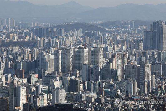 서울 시내 아파트 모습. 연합뉴스                                  서울 아파트 최고가 거래 상위 10건. 집품 제공