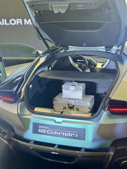 페라리 12 칠린드리 테일러메이드(Ferrari 12Cilindri Tailor Made) 트렁크 내부. 김동찬 기자.                                  페라리 12 칠린드리 테일러메이드(Ferrari 12Cilindri Tailor Made) 운전석 내부. 김동찬 기자.