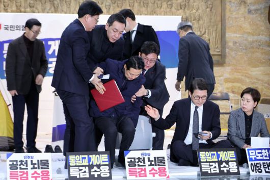 국민의힘 장동혁 대표가 19일 서울 여의도 국회 로텐더홀에서 열린 최고위원회의를 마치고 부축을 받고 있다. 사진=박범준 기자