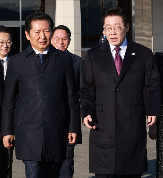 한일 정상회담을 위해 일본을 방문하는 이재명 대통령이 13일 경기 성남 서울공항에서 공군1호기로 향하며 정청래 더불어민주당 대표와 대화하고 있다. 뉴시스