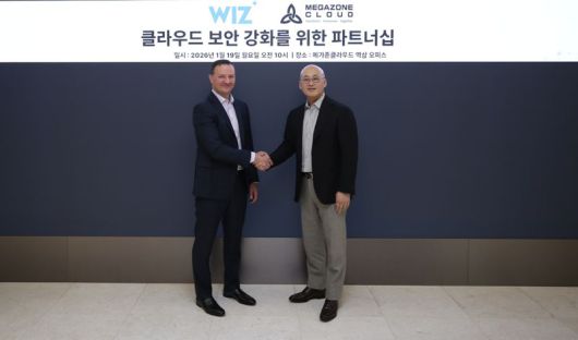 지난 19일 서울 역삼동 메가존클라우드 연락사무소에서 메가존클라우드 염동훈 대표(오른쪽)와 위즈 달리 라직 대표 겸 COO가 ‘클라우드 보안 강화를 위한 파트너십’ 체결식 후 기념촬영을 하고 있다. 메가존클라우드 제공