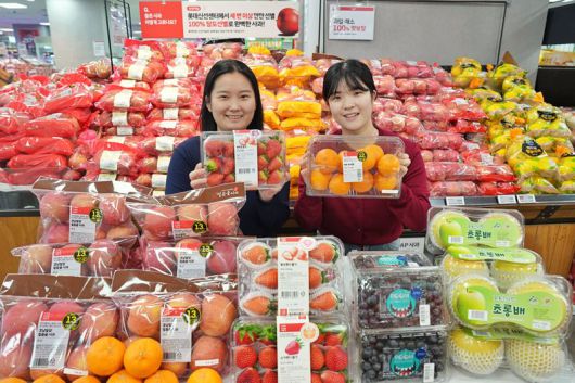 지난 16일 서울 송파구에 위치한 롯데마트 제타플렉스 잠실점에서 과일팀 최현경 상품기획자(MD)(왼쪽)와 김민경 MD가 '밀양 얼음골 사과'와 신품종 과일을 홍보하고 있다. 롯데마트 제공