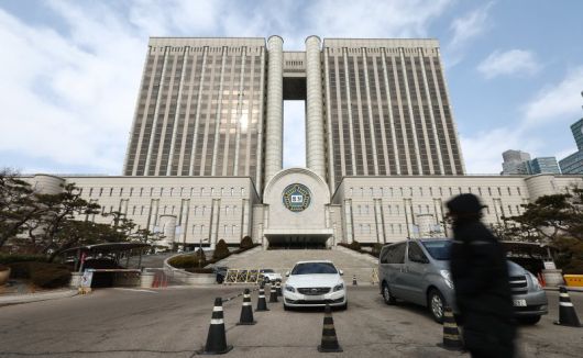 서울중앙지법은 19일 오후 전체 판사회의를 열고 내란·외환전담재판부 구성 기준과 가동 시점 등을 추가로 논의한다. 사진은 이날 서울중앙지법의 모습. 사진=뉴스1화상