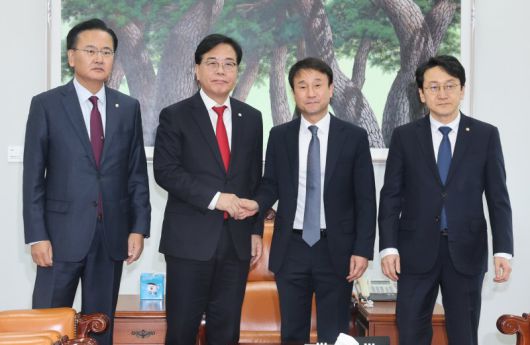 한병도 더불어민주당 원내대표와 송언석 국민의힘 원내대표가 19일 오후 서울 여의도 국회 운영위원장실에서 열린 여야 원내대표 회동에서 악수를 하고 있다. 왼쪽부터 유상범 원내운영수석부대표, 송 원내대표, 한 원내대표, 천준호 민주당 원내운영수석부대표. 뉴시스