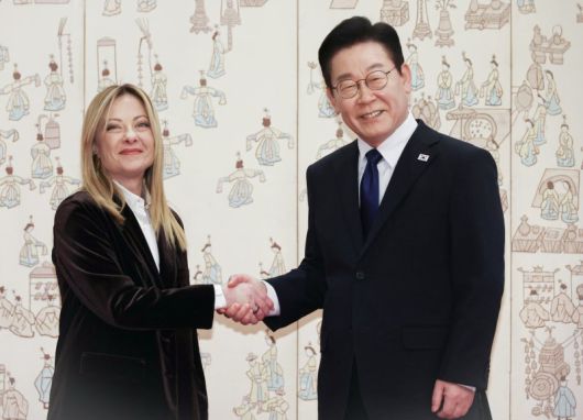 이재명 대통령과 조르자 멜로니 이탈리아 총리가 19일 청와대에서 한-이탈리아 정상회담에 앞서 기념촬영을 하고 있다. 뉴시스
