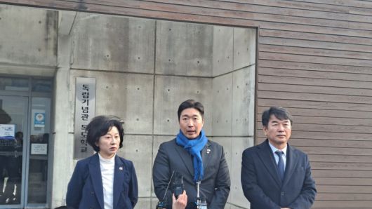 19일 독립기념관 밝은누리관 앞에서 독립기념관 이사인 민주당 송옥주, 김용만, 문진석 의원(왼쪽부터)이 이사회 결과를 설명하고 있다. 연합뉴스