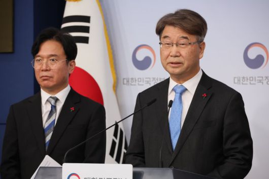 김지형 경제사회노동위원장이 지난 13일 서울 종로구 정부서울청사 별관에서 열린 고용노동부·경제사회노동위원회·중앙노동위원회 정책간담회 사후 브리핑에서 발언하고 있다. 왼쪽은 김영훈 고용노동부 장관. 연합뉴스