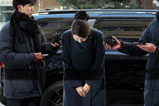 공천헌금 1억원 의혹을 받는 강선우 무소속 의원 20일 서울경찰청 광역수사대에 조사를 받기위해 도착해 인사하고 있다. 강 의원이 해당 의혹으로 수사기관에 출석하는 건 이번이 처음이다. 사진=서동일 기자