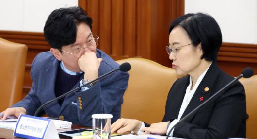 한성숙 중소벤처기업부 장관(오른쪽)과 김영훈 고용노동부 장관이 지난해 12월18일 정부서울청사에서 열린 제2회 과학기술관계장관회의에 앞서 대화하고 있다. 사진=뉴시스