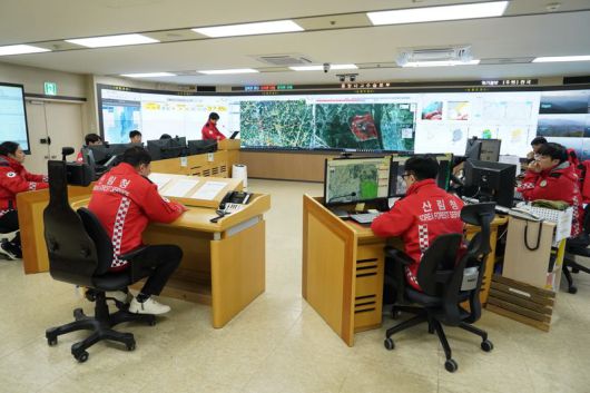 봄철 산불조심기간을 맞아 비상근무에 돌입한 산림청 중앙산림재난상황실 모습.