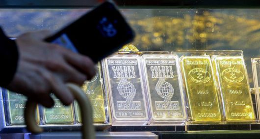 지난해 10월 서울 종로구 한 금은방에 금과 은 제품들이 진열돼 있다. 뉴스1