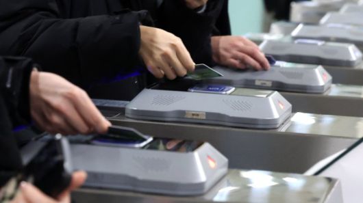 서울시 내 한 지하철역에서 시민들이 개찰구를 나서고 있다. 뉴시스