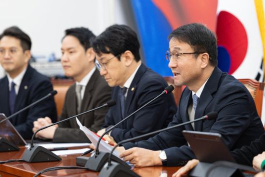 한병도 더불어민주당 원내대표가 20일 서울 여의도 국회에서 열린 원내대책회의에서 모두발언하고 있다. 뉴스1