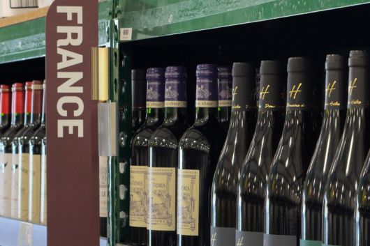 지난해 3월 미국 캘리포니아주의 한 주류판매점에 진열된 프랑스산 와인.로이터연합뉴스