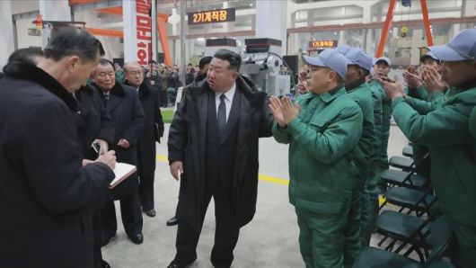 북한 조선중앙TV는 김정은 국무위원장이 지난 19일 함경남도 용성기계연합기업소에서 열린 '용성기계연합기업소 1단계 개건현대화대상 준공식'에 참석했다고 20일 보도했다. 조선중앙TV 갈무리