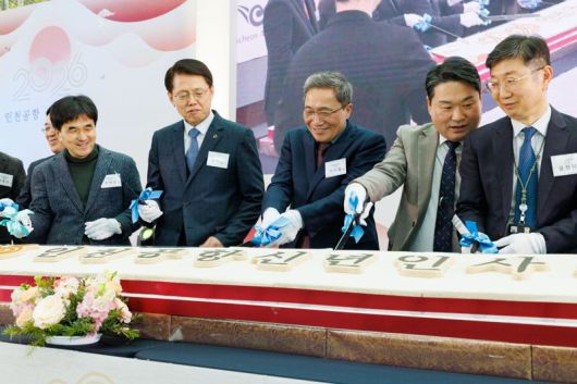 지난 19일 오후 인천공항 제2여객터미널 교통센터에서 열린 ‘2026년 인천공항 신년 인사회’에서 인천국제공항공사 이학재 사장(왼쪽에서 세 번째) 및 참석자들이 새해맞이 대형 떡 케익을 커팅하고 있다. 인천국제공항공사 제공                                  지난 19일 오후 인천공항 제2여객터미널 교통센터에서 열린 ‘2026년 인천공항 신년 인사회’에서 이학재 인천국제공항공사 사장이 발언을 하고 있다. 인천국제공항공사 제공