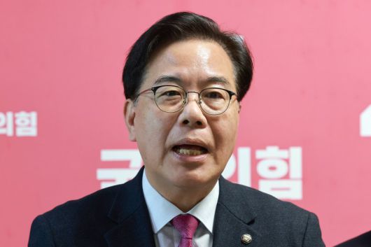 국민의힘 송언석 원내대표가 쌍특검 등 현안과 관련해 백브리핑하고 있다. 연합뉴스